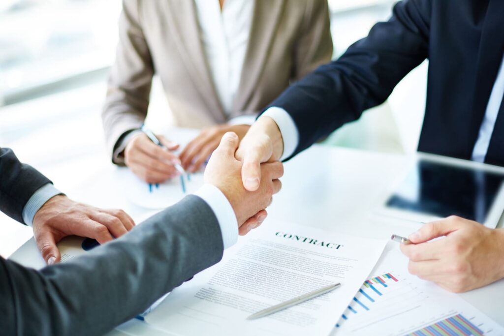Photo d'un courtier en crédit avec des clients